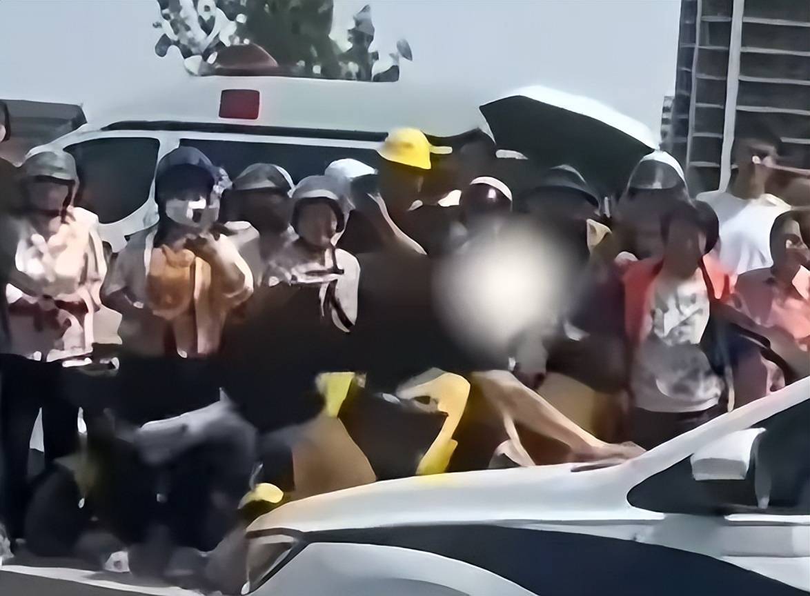 皇冠足球平台代理
_山东菏泽一网红违停后跳上警车引擎盖皇冠足球平台代理
,警方通报:行拘