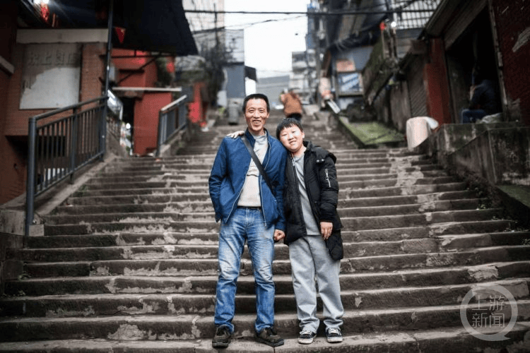 信用網怎么开户
_“你比棒棒爸爸更棒信用網怎么开户
!” 朝天门梯坎上爸爸牵着的小男孩高考啦