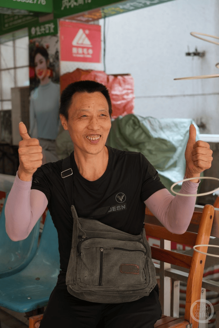 信用網怎么开户
_“你比棒棒爸爸更棒信用網怎么开户
!” 朝天门梯坎上爸爸牵着的小男孩高考啦