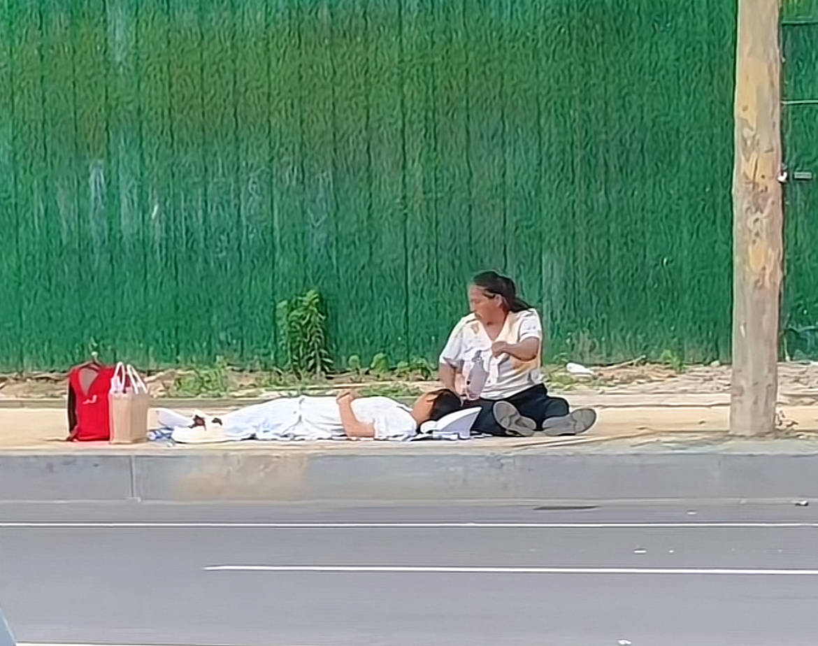 皇冠信用網出租
_菏泽一高考考生午休躺在路边休息皇冠信用網出租
,家人在旁不停扇扇子感动网友 ,拍摄者:递了两瓶水