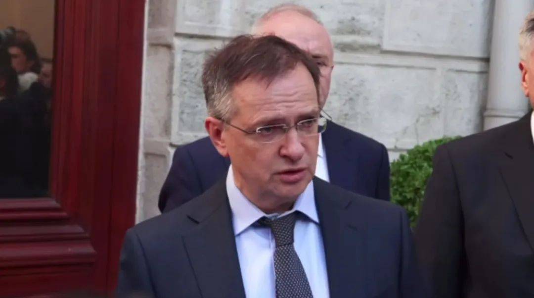 皇冠信用網占成代理
_俄方披露:1212具冷冻保存乌军士兵遗体运抵交换区域