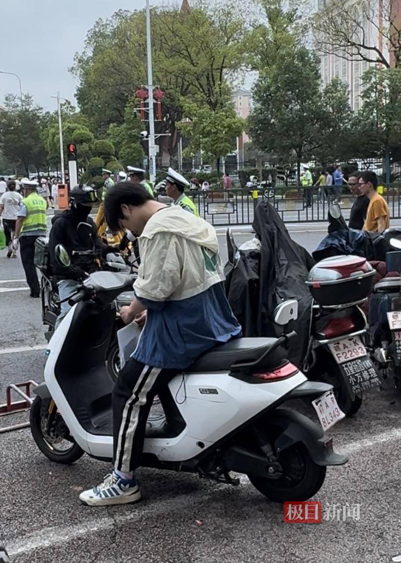 怎么开通皇冠信用开户
_“我妈记错时间了!”高考第二天怎么开通皇冠信用开户
,连续两名考生向记者借手机联系家长