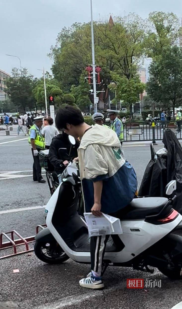 怎么开通皇冠信用开户
_“我妈记错时间了!”高考第二天怎么开通皇冠信用开户
,连续两名考生向记者借手机联系家长