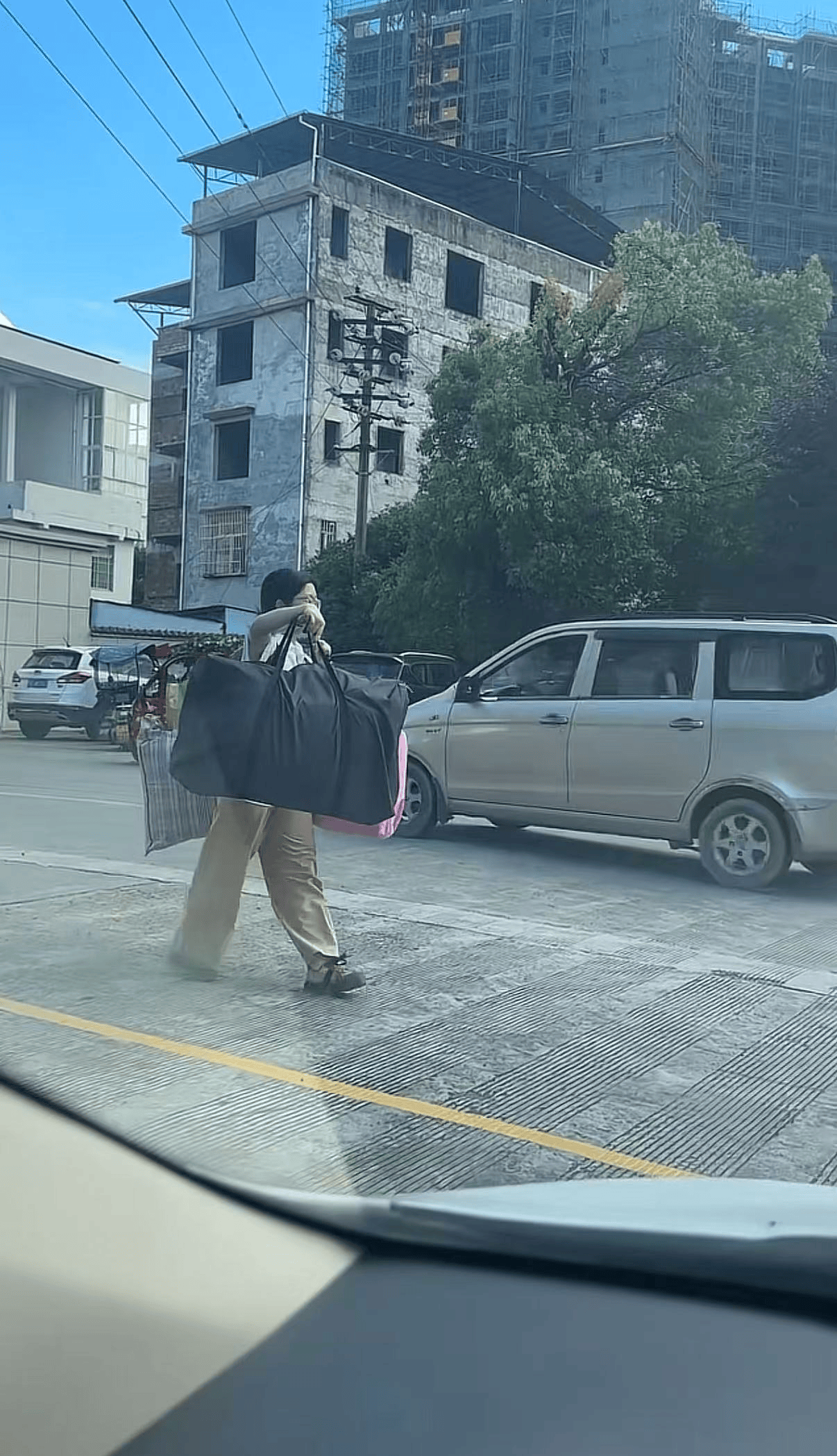 如何代理皇冠信用网
_广西一女生高考结束后独自挑行李回家感动全网如何代理皇冠信用网
,学校:她很朴实,老师们评价都很高