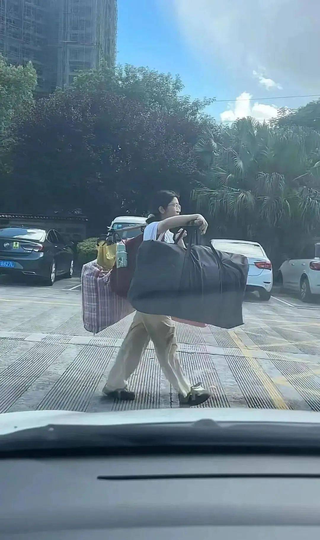 皇冠登3代理出租
_张雪峰喊话高考后扁担挑行李女孩:教育学不是当老师的