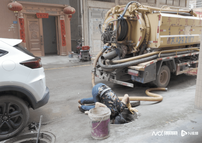 皇冠信用盘开户
_00后女生回家陪父亲掏粪皇冠信用盘开户
,“干最脏的活,赚最干净的钱”