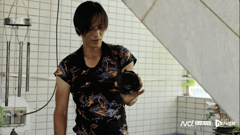 皇冠信用盘开户
_00后女生回家陪父亲掏粪皇冠信用盘开户
,“干最脏的活,赚最干净的钱”