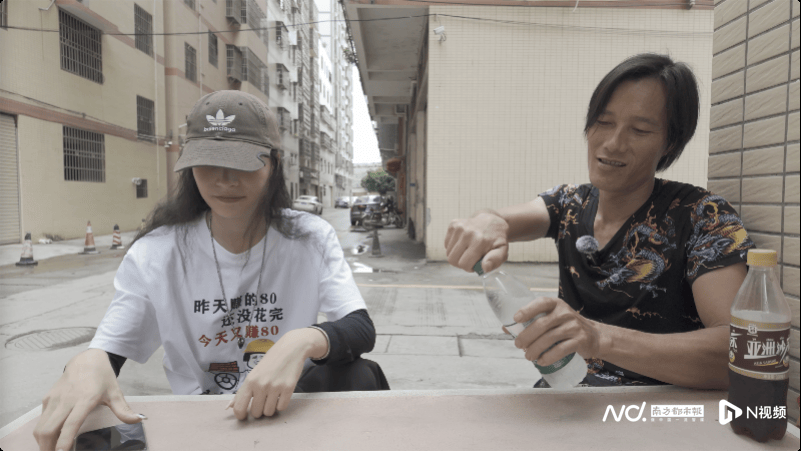 皇冠信用盘开户
_00后女生回家陪父亲掏粪皇冠信用盘开户
,“干最脏的活,赚最干净的钱”