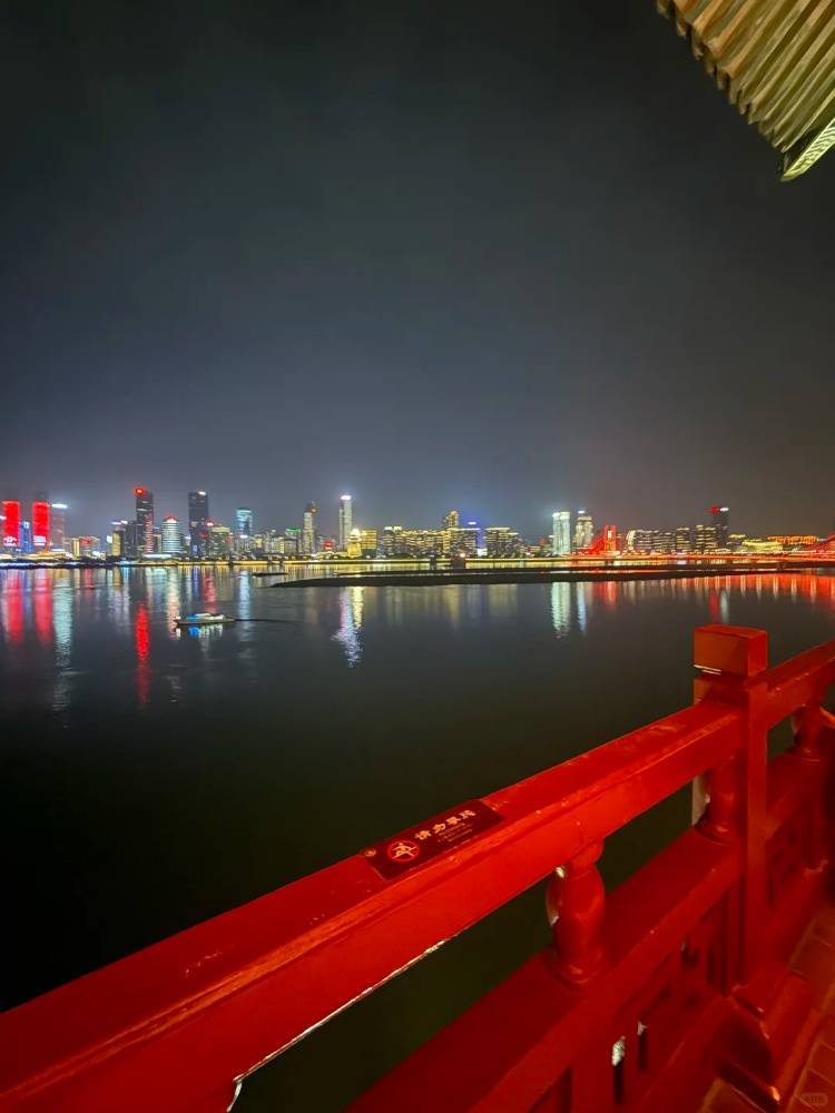 介绍个信用網网址
_女子在滕王阁5楼拍照介绍个信用網网址
,无人机直接冲脑袋砸过来!警方回应