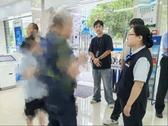 皇冠信用网平台出租
_广西老人被深度洗脑半个月皇冠信用网平台出租
,坚持要买230万黄金!关键时刻......