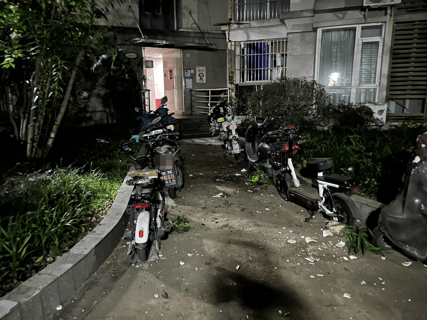 怎么开皇冠信用盘
_男子与朋友吃酒起争执怎么开皇冠信用盘
,竟从10楼扔下绿萝、兰花和不锈钢盆,被刑拘