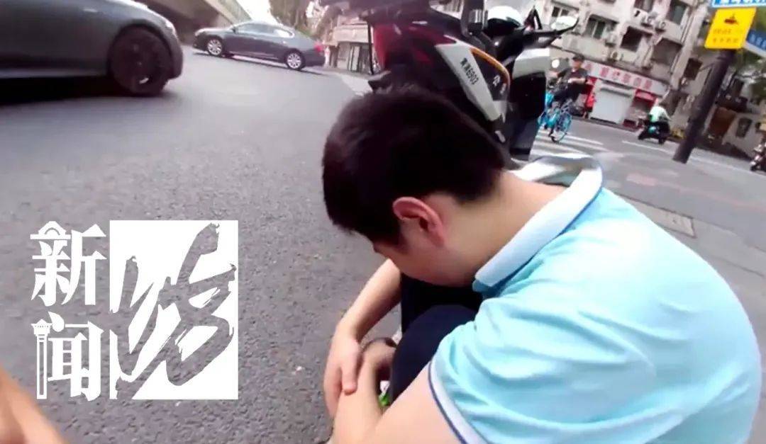 皇冠信用网会员开户_上海街头男孩崩溃大哭:爸妈要放弃我了!交警坐路边耐心安慰皇冠信用网会员开户,网友泪奔