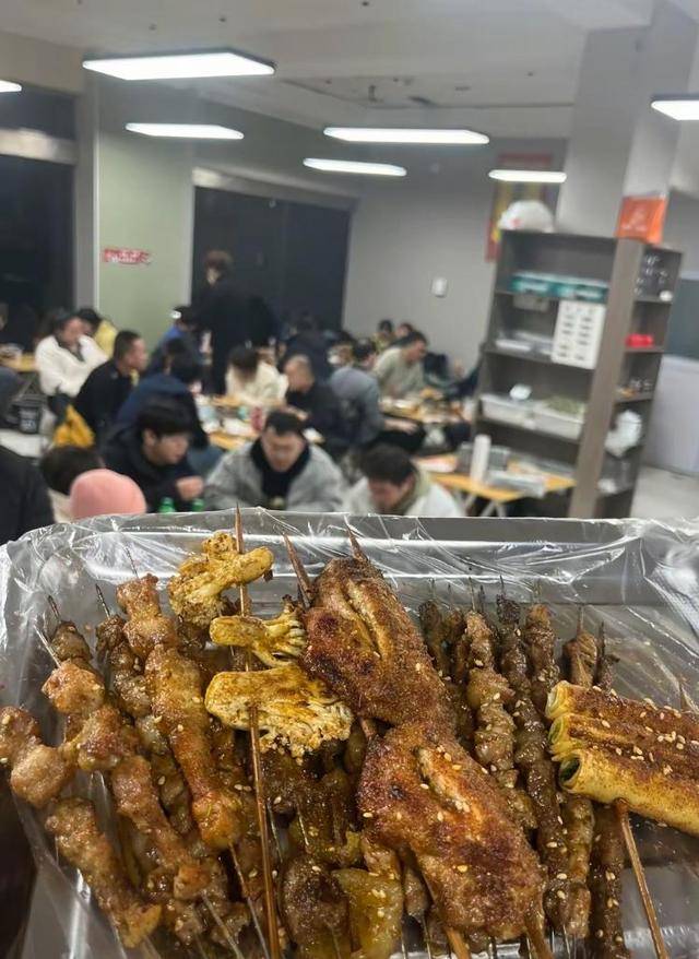 皇冠信用盘网址_常州一烧烤店花10万赞助苏超皇冠信用盘网址,因系唯一个体赞助商爆火,附近商户:之前生意一直好