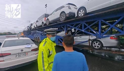 西雅图海湾人v巴黎圣日耳曼_上海高速惊现52米“贪吃车”西雅图海湾人v巴黎圣日耳曼!民警惊了:你这不是火车啊!
