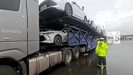 西雅图海湾人v巴黎圣日耳曼_上海高速惊现52米“贪吃车”西雅图海湾人v巴黎圣日耳曼!民警惊了:你这不是火车啊!