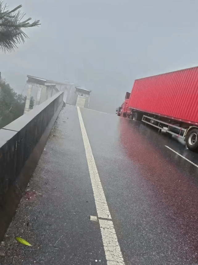 希拉尔v帕丘卡_网传厦蓉高速段千秋大桥部分坍塌希拉尔v帕丘卡,疑有车辆坠桥,当地:已派两队人前往核实,暂无反馈