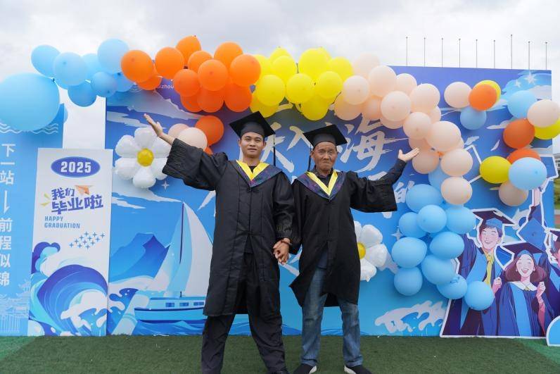 皇冠信用盘申请_男生骗70岁父亲参加毕业典礼:父亲从未出过远门皇冠信用盘申请,为让父亲安心游玩隐瞒实际开销