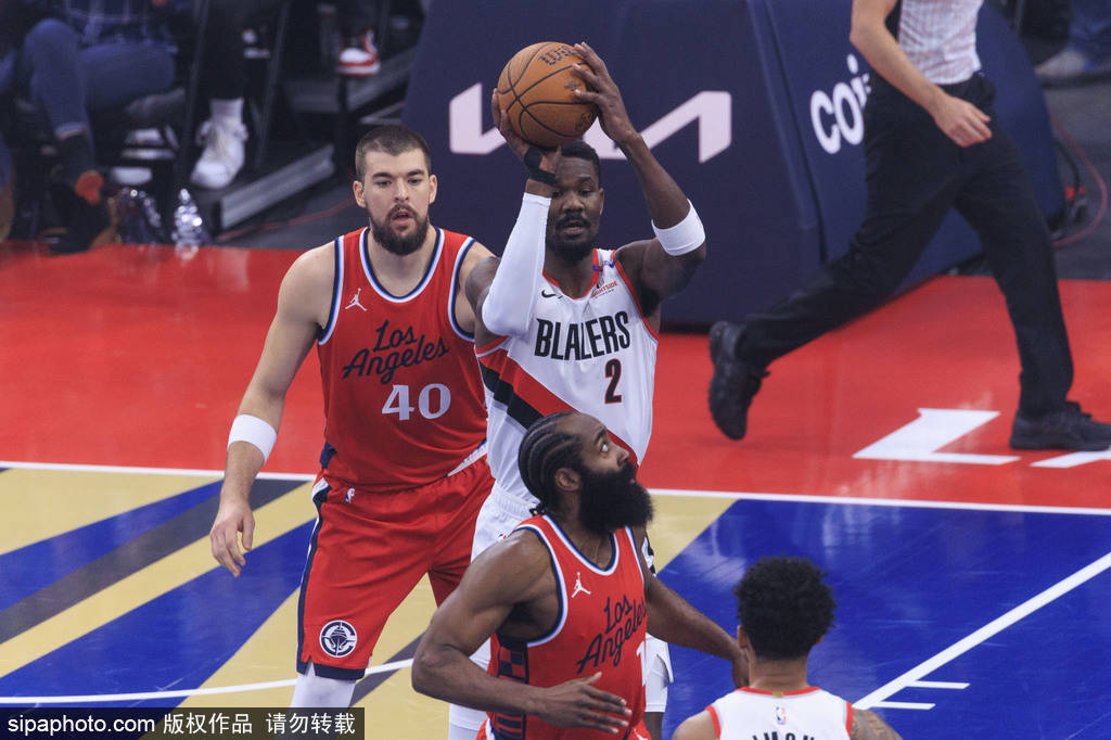 施拿钟基 v 马里汉姆
_艾顿买断成自由球员施拿钟基 v 马里汉姆
!湖人球迷狂欢:内线救星终于来了