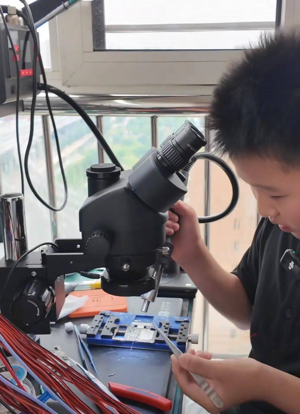 皇冠信用網如何申请_12岁小孩哥“沉迷”维修!母亲:研究火箭燃料时曾爆燃皇冠信用網如何申请,现在邻居有活就找他