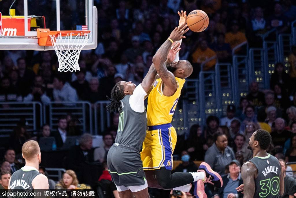 皇冠信用网庄家_詹姆斯现身骑士训练馆皇冠信用网庄家,湖人未来悬念再起