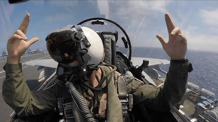 体育皇冠信用网站_央视曝光中国航母24架歼-15出动全过程体育皇冠信用网站,遭遇美军F/A-18谁更强?