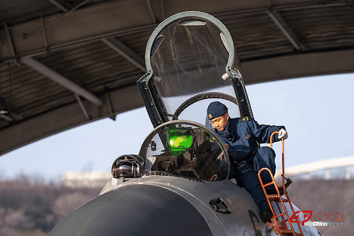 体育皇冠信用网站_央视曝光中国航母24架歼-15出动全过程体育皇冠信用网站,遭遇美军F/A-18谁更强?