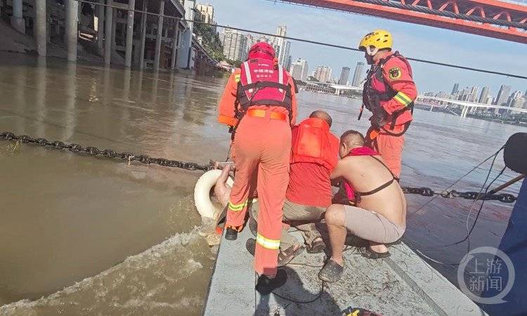 皇冠皇冠代理平台_男子游泳力竭皇冠皇冠代理平台,抱住朝天门码头附近趸船锚链,消防救援