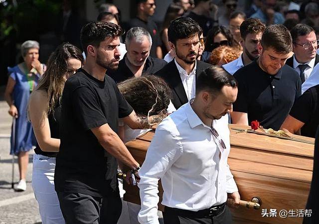 皇冠信用網_催泪!若塔葬礼举行皇冠信用網,妻子趴棺木痛哭,葡萄牙队友为他抬棺!FIFA总部已降半旗志哀