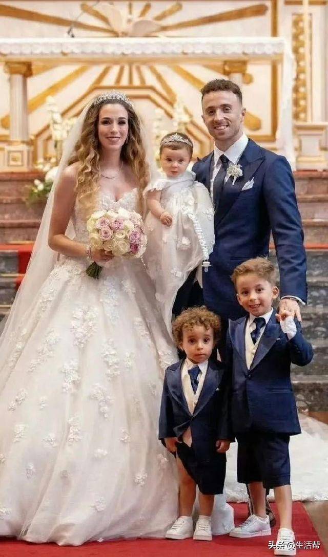 皇冠信用網_催泪!若塔葬礼举行皇冠信用網,妻子趴棺木痛哭,葡萄牙队友为他抬棺!FIFA总部已降半旗志哀