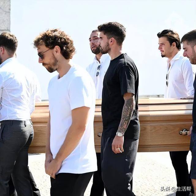 皇冠信用網_催泪!若塔葬礼举行皇冠信用網,妻子趴棺木痛哭,葡萄牙队友为他抬棺!FIFA总部已降半旗志哀