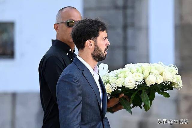 皇冠信用網_催泪!若塔葬礼举行皇冠信用網,妻子趴棺木痛哭,葡萄牙队友为他抬棺!FIFA总部已降半旗志哀