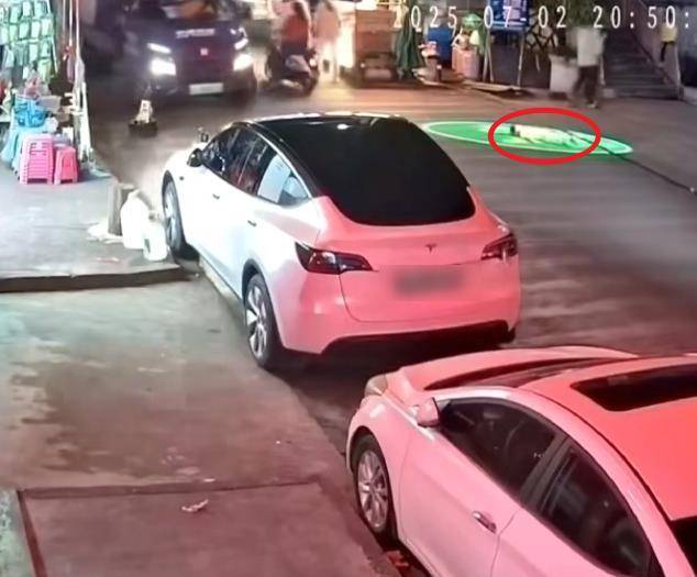 hga030注册_律师解析“幼童躺街上玩耍被碾身亡”:司机不会因视线盲区免责hga030注册,监护人失职也需担责