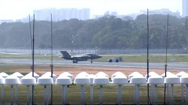 皇冠登3代理申请_印媒:停机坪放了三周后皇冠登3代理申请,英国滞留印度F-35B战机被拖入机库