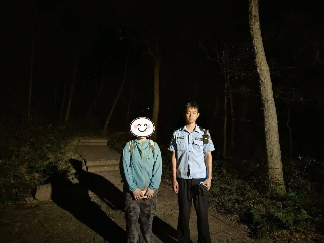 皇冠体育App下载_“周围全是蛇吃青蛙的声音皇冠体育App下载,我怕” 高温天民警成功寻回走失女子