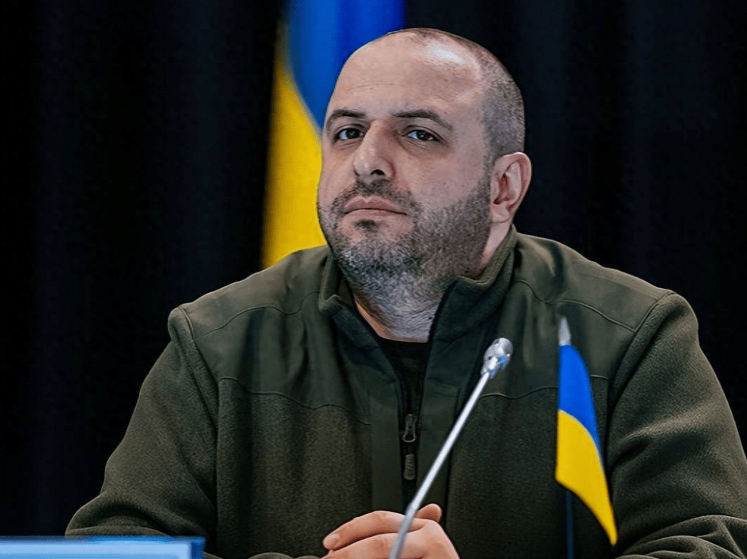 皇冠信用登1_乌克兰彻底没救了!士兵前线艰苦作战皇冠信用登1,国防部长却贪污军费让妻儿在美国享受奢华生活