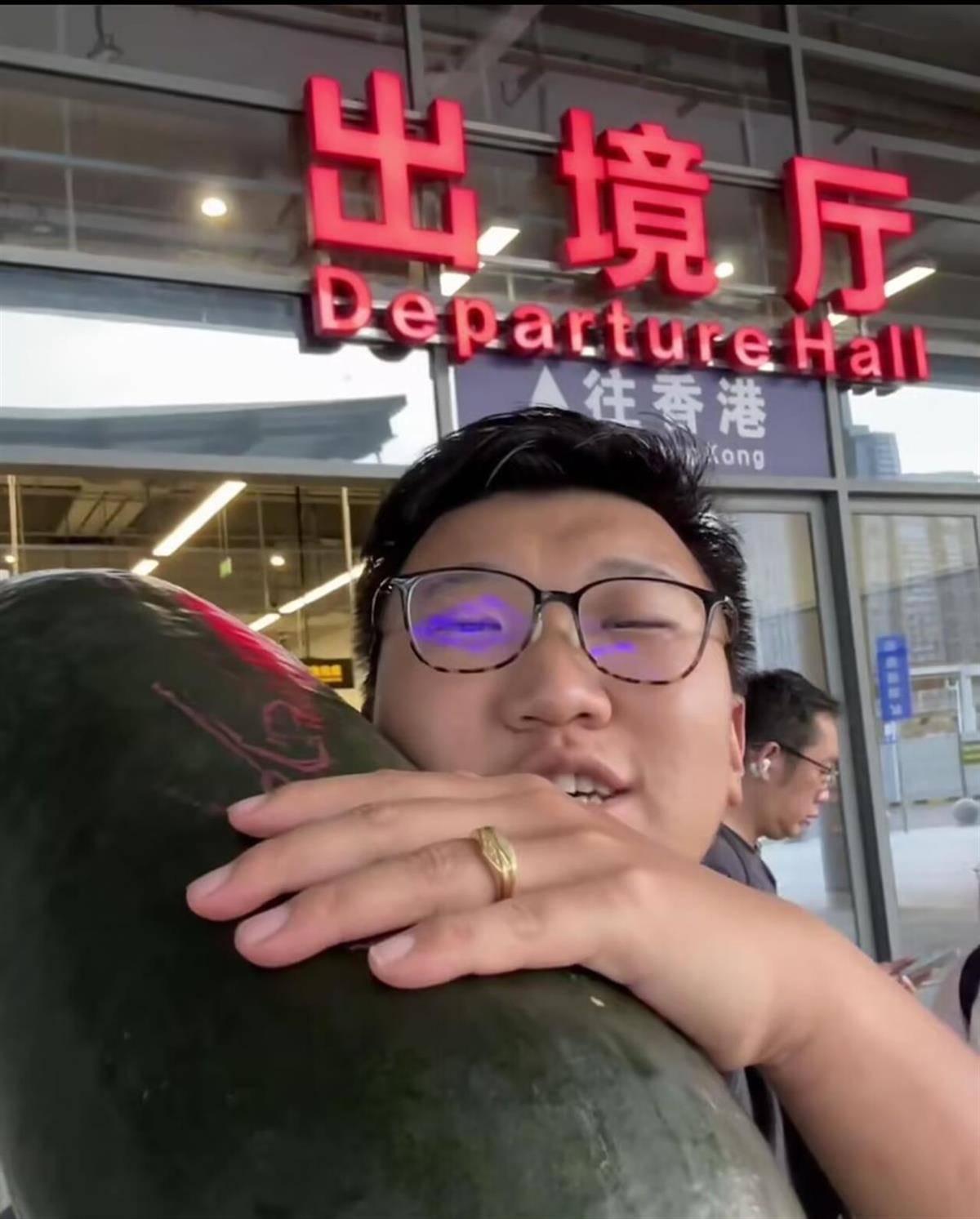 如何注册皇冠足球代理_男子在深圳购买28斤重的冬瓜带回香港如何注册皇冠足球代理,给3个月大的女儿当避暑玩具