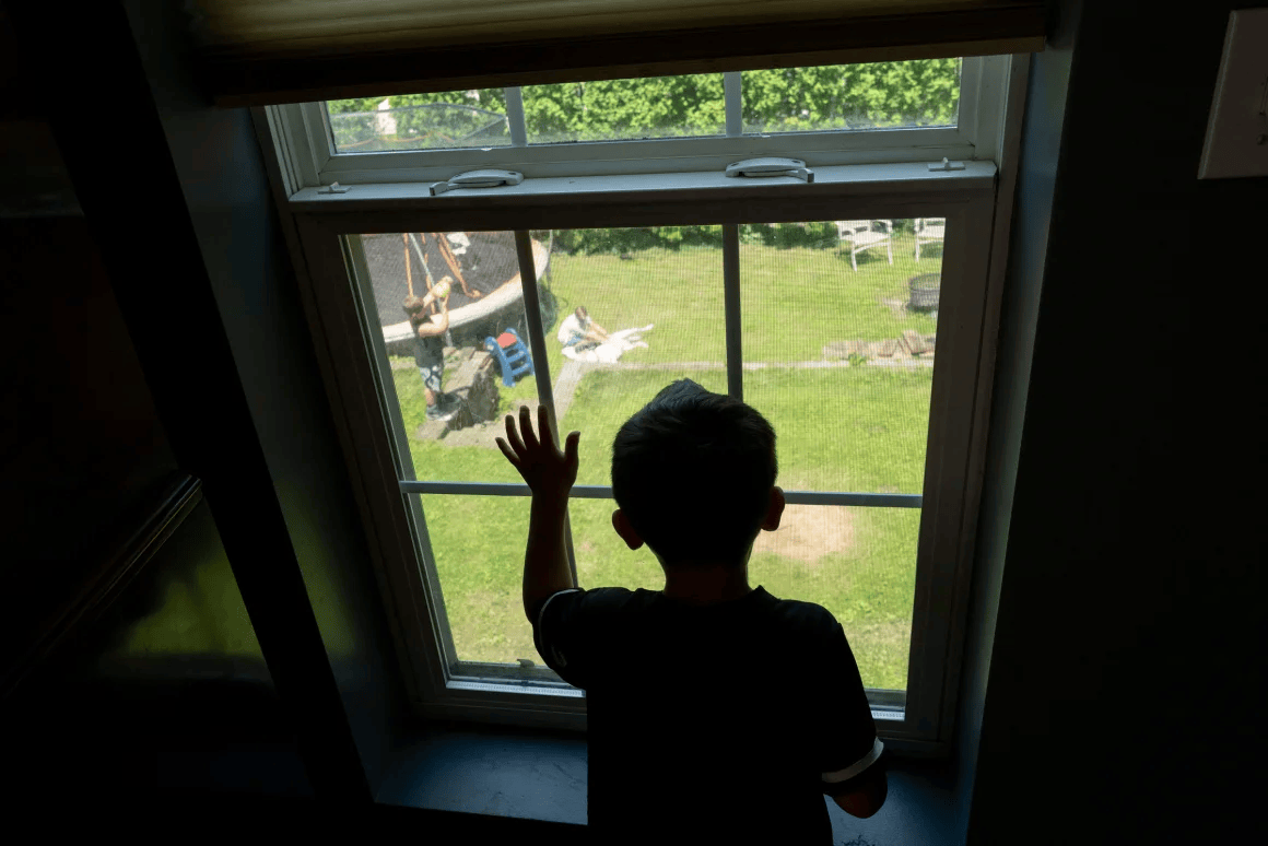 皇冠信用网代理出租
_一家人自愿被驱逐出美国:“留在这里是一场赌博”