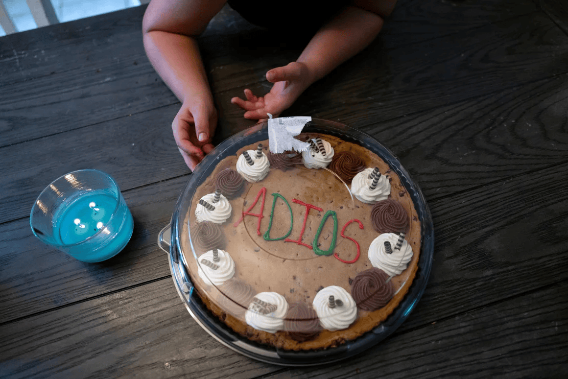 皇冠信用网代理出租
_一家人自愿被驱逐出美国:“留在这里是一场赌博”