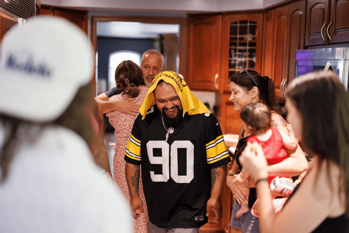 皇冠信用网代理出租
_一家人自愿被驱逐出美国:“留在这里是一场赌博”