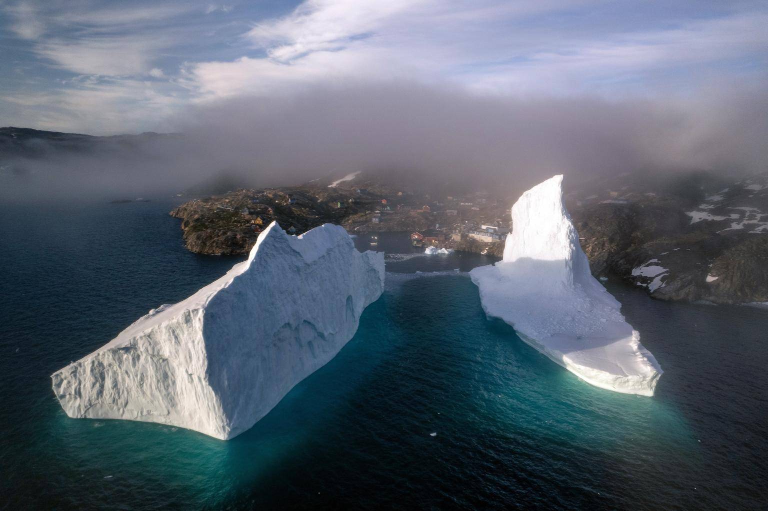 皇冠信用網会员_格陵兰居民懵了:一觉醒来冰山漂到家门口 当地警告:别太靠近皇冠信用網会员!别扎堆去商店