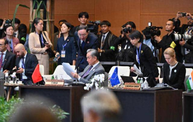 皇冠信用网代理申条件_面对菲海警的驱逐皇冠信用网代理申条件,中国侦察船不语,舰载机起飞,直接4个字定性