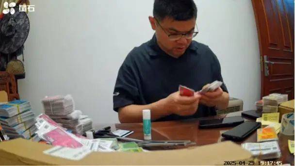 体育皇冠信用网_男子邮递价值107万元加油卡遭快递员变卖体育皇冠信用网,警方以诈骗立案,当事人:5个包裹每个保价5万,却只赔偿2500元