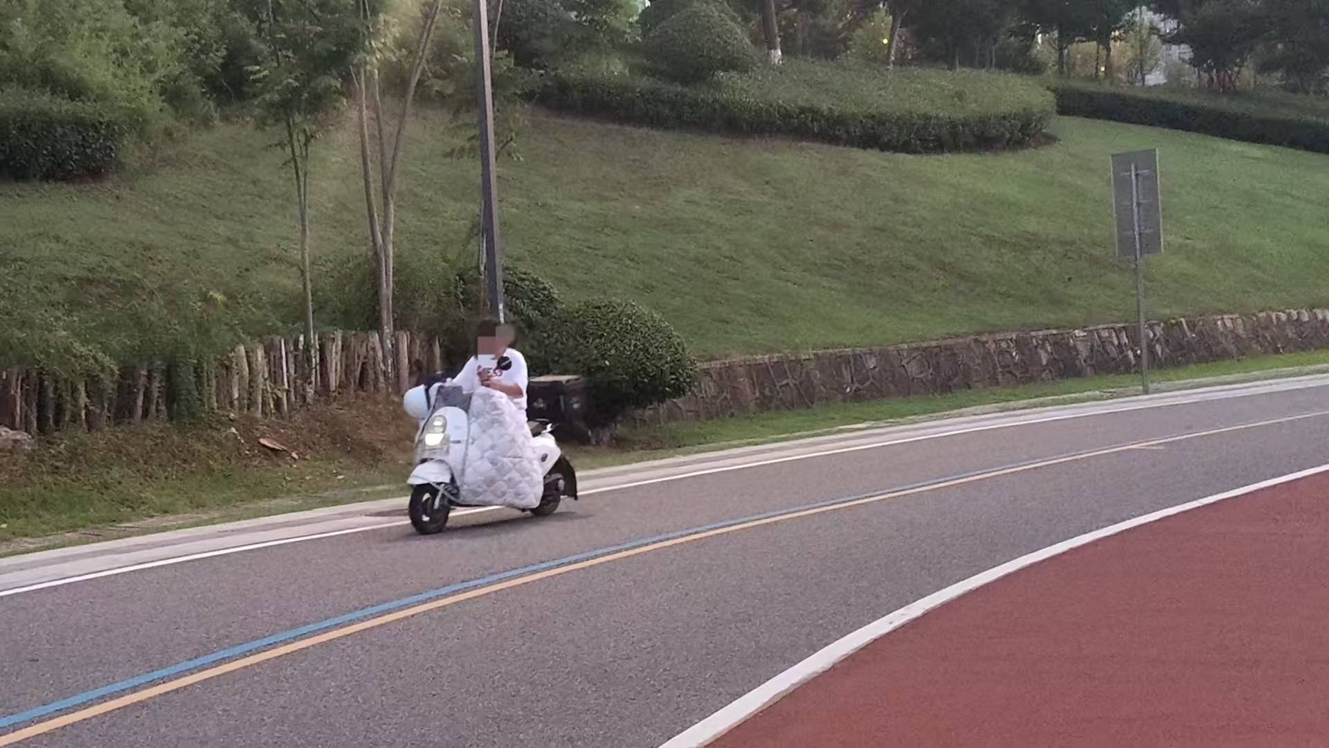 体育皇冠信用网_“时不时看到120来!”长沙一公园夜骑事故频发体育皇冠信用网,记者探访!多方回应