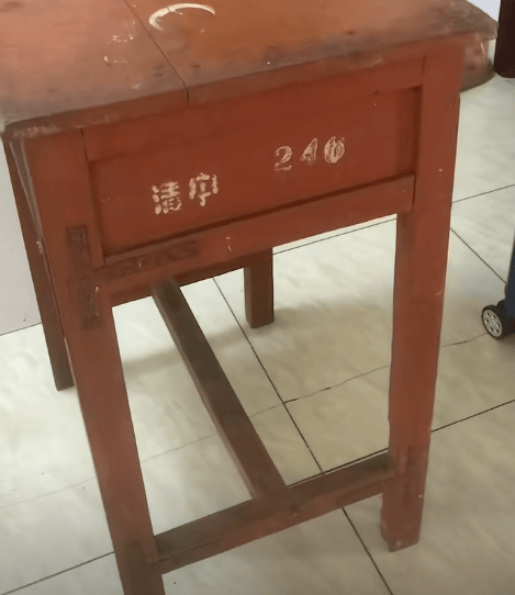 皇冠皇冠足球平台
_江苏一男子租房陪读皇冠皇冠足球平台
,看到老课桌上几个数字惊了!竟是自己33年前的“伙伴”