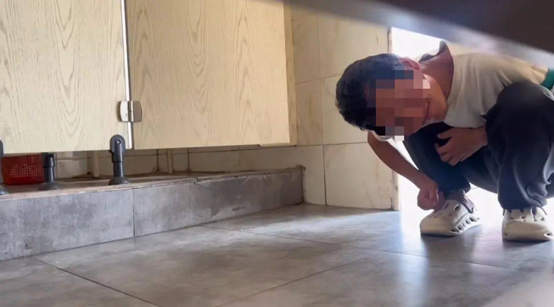 皇冠信用盘代理注册
_河南一女子在公厕被流浪汉偷窥皇冠信用盘代理注册
,当事人称已解决,当地回应:系精神病患者