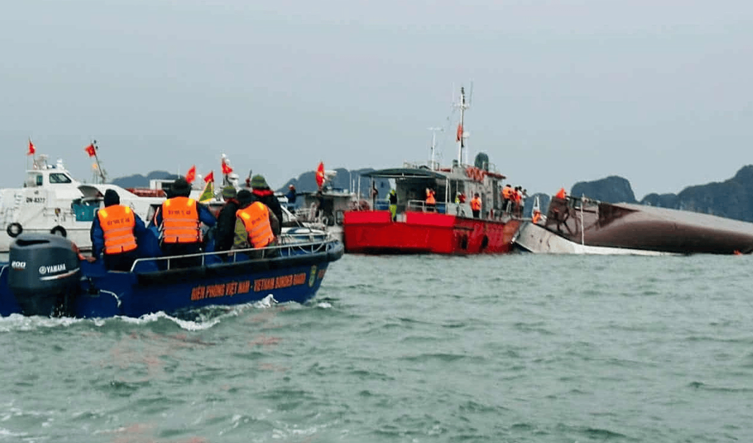 体育皇冠信用网
_雷暴突袭!越南游船倾覆已致34死体育皇冠信用网
,有男孩4小时后获救,山峰被雷电击中起火