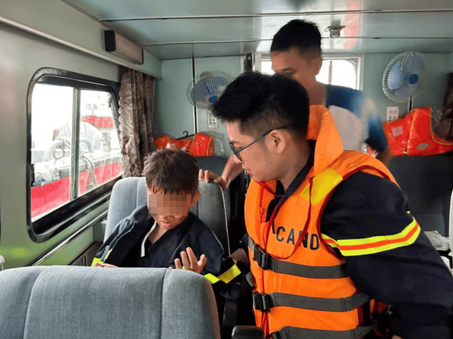 体育皇冠信用网
_雷暴突袭!越南游船倾覆已致34死体育皇冠信用网
,有男孩4小时后获救,山峰被雷电击中起火