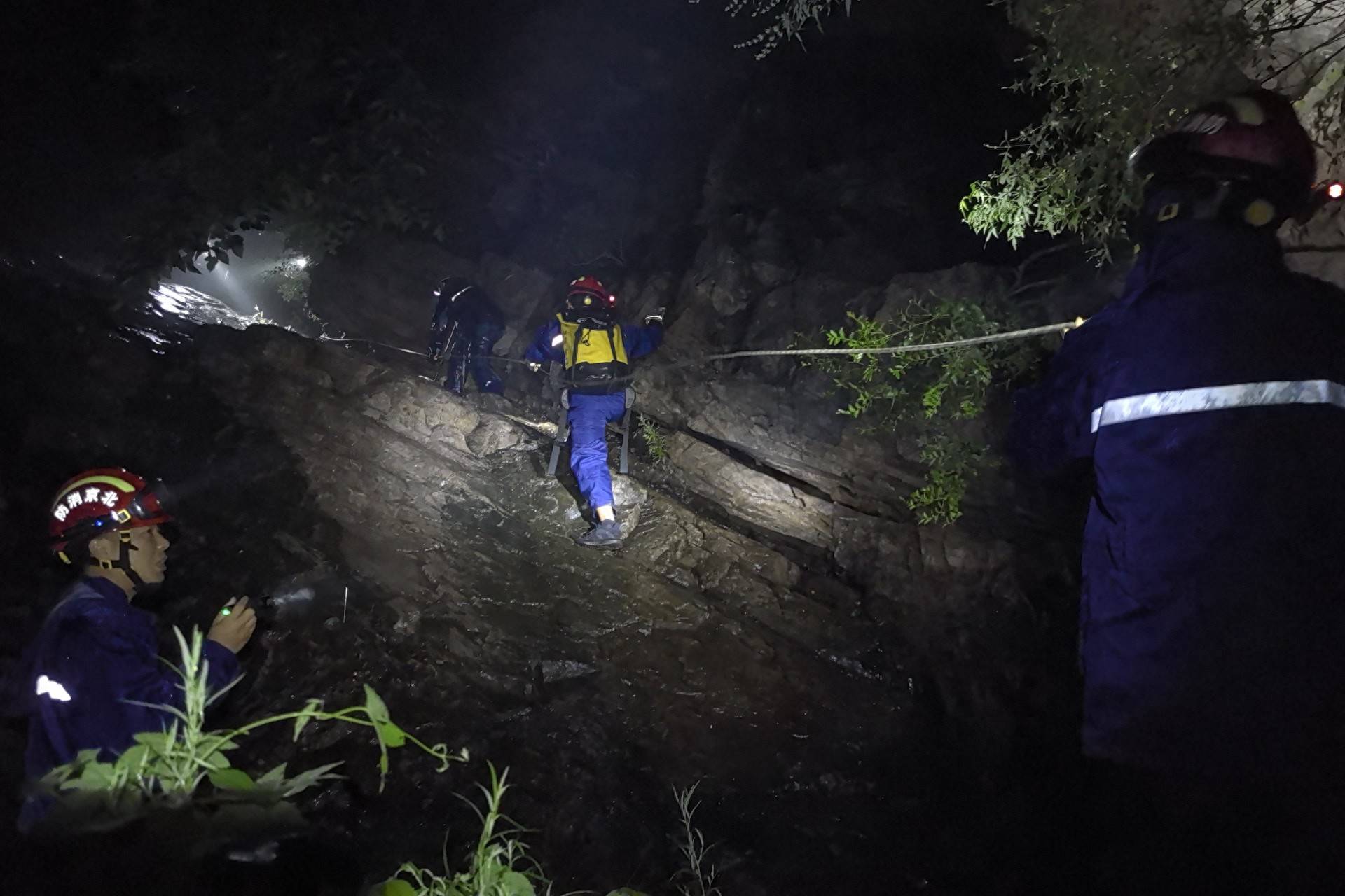 皇冠信用網出租_无视暴雨蓝色预警皇冠信用網出租,一男一女密云雨中登山被困