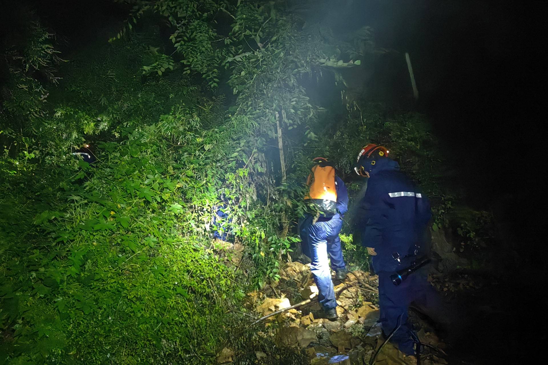 皇冠信用網出租_无视暴雨蓝色预警皇冠信用網出租,一男一女密云雨中登山被困