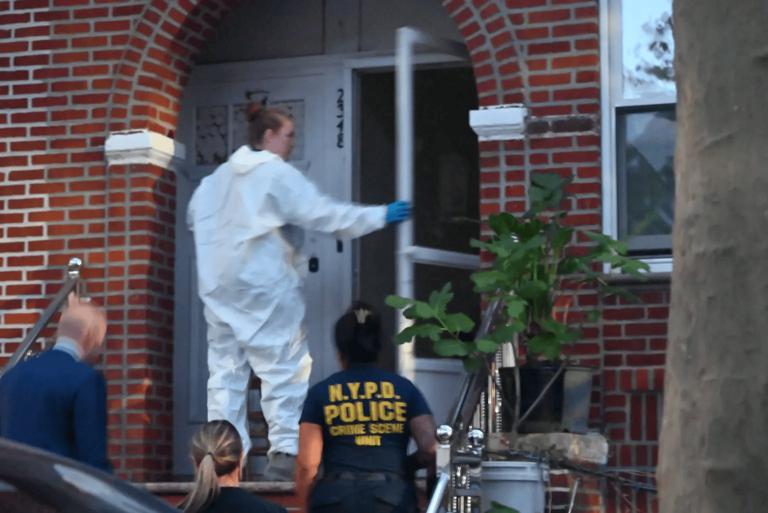 皇冠信用网平台出租
_86岁华人在美国家中死亡一星期皇冠信用网平台出租
,脖子上缠着围巾,埋在棉被里